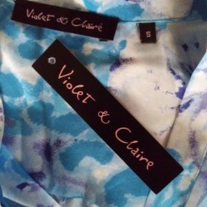 NWT's Violet & Claire Blue & White Floral Short Sleeve Top - Misses Size Small